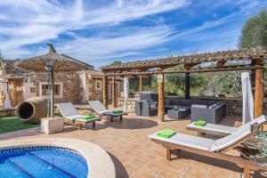 eine Außenterrasse mit einem Pool und einem Haus in der Unterkunft Family Oasis Villa in Sencelles