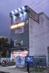 un edificio con una señal que lee rescate excitante en Hotel Adarsh Residency Mangalam Group, en Haridwar