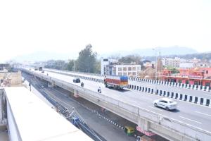una autopista con coches y un camión en la carretera en Hotel Adarsh Residency Mangalam Group, en Haridwar