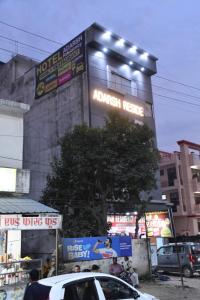 un edificio con luces encendidas en una ciudad en Hotel Adarsh Residency Mangalam Group, en Haridwar