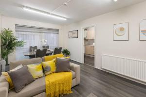 uma sala de estar com um sofá e uma sala de jantar em Charming 1-BR Flat in Prime North London Location em Londres