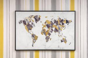 uma imagem emoldurada de um mapa do mundo numa parede em Charming 1-BR Flat in Prime North London Location em Londres