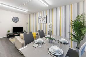 uma sala de estar com uma mesa de jantar e uma sala de estar com em Charming 1-BR Flat in Prime North London Location em Londres