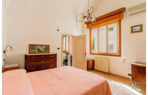 1 dormitorio con 1 cama, vestidor y ventana en Casa Vacanze Sant'Anna, en Parabita