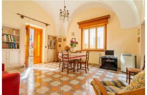 sala de estar con mesa y sillas en una habitación en Casa Vacanze Sant'Anna, en Parabita