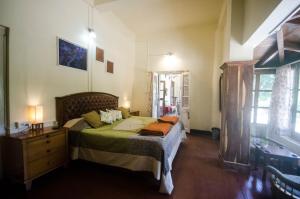 1 dormitorio con 1 cama con edredón verde en Clifton Homestay en Nainital