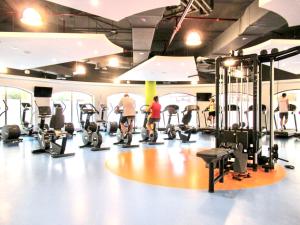 een fitnessruimte met meerdere mensen die trainen op loopbanden bij MAJESTIC JBR - SEA VIEW - Jumeirah Beach Residence in Dubai