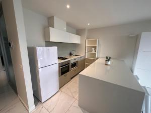 Η κουζίνα ή μικρή κουζίνα στο Melbourne city apartment with great skyline views, 1 Bed 1 Sofa-bed, 1 Bath