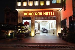 Ngọc Sơn Hotel في Hạ Ðoạn: مدخل إلى فندق مشمس في الليل