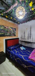 Schlafzimmer mit einem Bett und Deckengemälde in der Unterkunft Hotel Arte Santa Rosa in Santa Rosa de Cabal