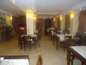 מסעדה או מקום אחר לאכול בו ב-Pensjonat Bobrowy Dwór
