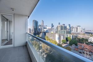 een balkon met uitzicht op de stad bij Generous 2br2ba Docklands Free Parkingpool in Melbourne