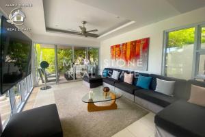 sala de estar con sofá y mesa en 4BR - Tropical Garden Pool Villa en Koh Samui
