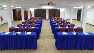 une salle remplie de tables bleues et de chaises rouges dans l'établissement LiLLA Hilltop Retreats Janda Baik formerly known as Serene Resort, à Bentong