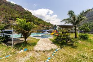 ein Resort mit einem Pool und einem Spielplatz in der Unterkunft The Heritage at Lamakhet Hotel in Beni