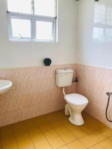 een badkamer met een toilet en een wastafel bij Intan Beach Resort in Kuala Terengganu