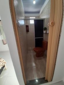 a bathroom with a toilet and a glass door at Apt com ótima localização, com Wi-fi, próximo do Shopping e Aeroporto in Manaus