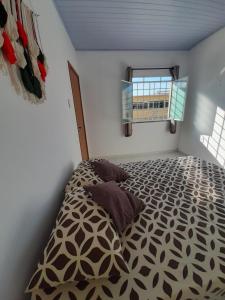 1 dormitorio con cama y ventana en Apt com ótima localização, com Wi-fi, próximo do Shopping e Aeroporto en Manaos