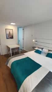 Ein Bett oder Betten in einem Zimmer der Unterkunft Apart Lyon Suite