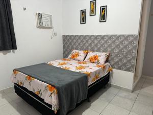 a bedroom with a bed with a gray headboard at Apt com ótima localização, com Wi-fi, próximo do Shopping e Aeroporto in Manaus