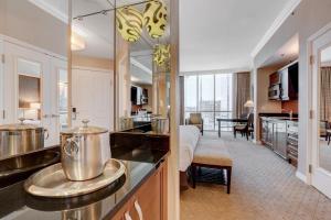a room with a kitchen and a living room at MGM Studio Suite with POOL VIEW Tower 1 in Las Vegas