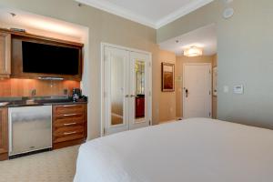 a large bedroom with a white bed and a kitchen at MGM Studio Suite with POOL VIEW Tower 1 in Las Vegas