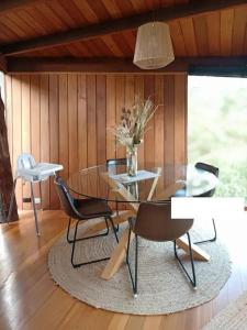 ein Esszimmer mit Glastisch und Stühlen in der Unterkunft Wilderness Retreat 10mins to CBD, bath tub, BBQ in Ridgeway + 10 Fotos