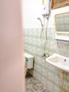 y baño con aseo y lavamanos. en Lux Guesthouse en Islas Phi Phi