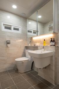 首爾的住宿－이수환상，一间带水槽、卫生间和镜子的浴室