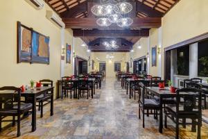 een restaurant met tafels en stoelen in een kamer bij Hoi An Ancient House Resort & Spa in Hội An