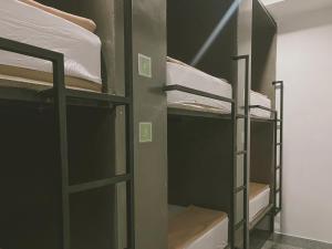 Palanda nebo palandy na pokoji v ubytování De Coco Hostel Koh Tao