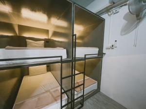 Palanda nebo palandy na pokoji v ubytování De Coco Hostel Koh Tao