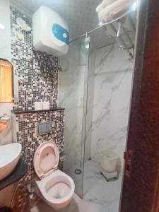 ein Badezimmer mit Toilette und Dusche in der Unterkunft Jasoda Heritage Hotel in Jaipur + 26 Fotos