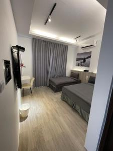 sypialnia z łóżkiem i krzesłem w pokoju w obiekcie 大鯨魚旅宿 w mieście Lü Dao