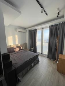 sypialnia z łóżkiem i dużym oknem w obiekcie 大鯨魚旅宿 w mieście Lü Dao