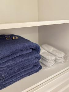 un montón de toallas en un estante en un armario en ClubOrsa Ourania's Mansion, en Skiathos