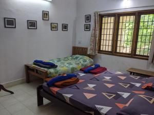 1 Schlafzimmer mit 2 Einzelbetten in einem Zimmer in der Unterkunft Siderbhan Homestay in Chikmagalur