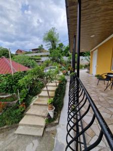 un balcón con escaleras y plantas en una casa en Magdan house en Tsqaltubo