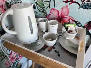 a tea kettle and cups on a shelf at Robins Nest in Ardara