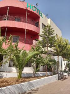 傑拉什的住宿－Jerash ruins hotel，前面有2张长椅的酒店