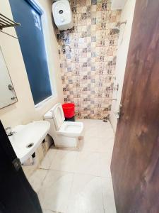 A bathroom at Hotel Blue Inn-saket