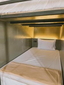 Postel nebo postele na pokoji v ubytování De Coco Hostel Koh Tao