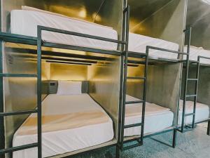 Postel nebo postele na pokoji v ubytování De Coco Hostel Koh Tao