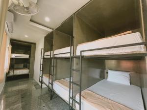 Postel nebo postele na pokoji v ubytování De Coco Hostel Koh Tao