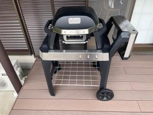 a printer sitting on a cart in a room at 【 円 madoka 】逗子鎌倉で暮らすように過ごす一棟貸し宿泊施設​ in Zushi