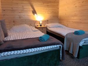 מיטה או מיטות בחדר ב-Poleski domek w Czarnym Lesie