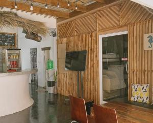 TV a/nebo společenská místnost v ubytování De Coco Hostel Koh Tao