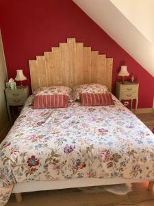 - une chambre avec un grand lit et une tête de lit en bois dans l'établissement Un Amour de Grenier,à 200m du Zoo, à Saint-Aignan