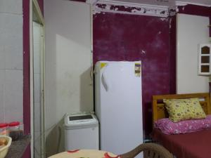 a small kitchen with a refrigerator and a bed at برج بيلو بيتش in Alexandria