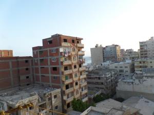 una vista sul tetto di una città con edifici alti di برج بيلو بيتش ad Alessandria d'Egitto